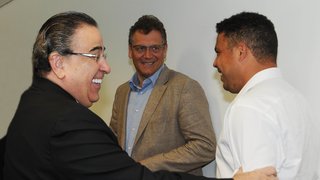 Alberto Pinto Coelho cumprimenta o ex-jogador e membro do COL, Ronaldo