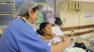 A doula Esther Cahen Kac acompanha a paciente no pós-parto