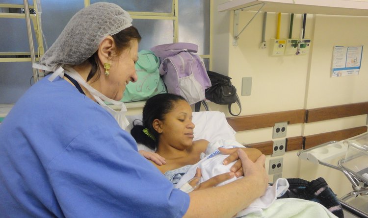 A doula Esther Cahen Kac acompanha a paciente no pós-parto