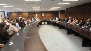 Prefeitos da região Leste durante reunião de trabalho com o governador