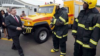 Governador cumprimenta profissionais da brigada contra incêndio do aeroporto de Goianá