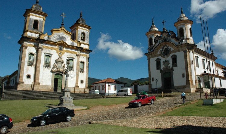 Igrejas construídas pelas irmandades de São Francisco e Nossa Senhora do Carmo em Mariana