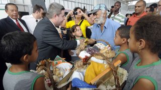 O governador foi recebido por populares e crianças, estudantes de escola municipal de Goianá