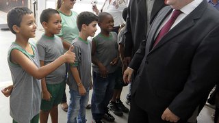 O governador foi recebido por populares e crianças, estudantes de escola municipal de Goianá