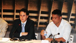 O secretário Tiago Lacerda ao lado de Ronaldo