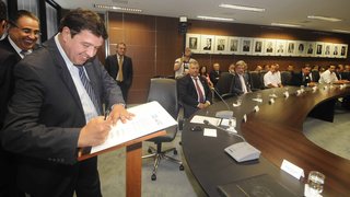 Ricardo Simões assina ordens de serviço para implantar e ampliar sistemas de água e esgoto