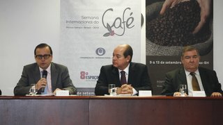 Robério Silva, da OIC, Elmiro Nascimento e Roberto Simões, da Faemg, em coletiva