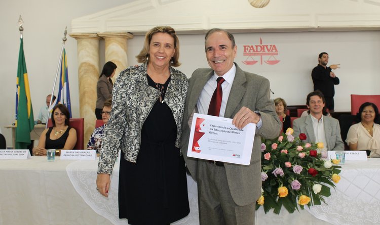 Secretária adjunta Sueli Pires, entregou o caderno ao prefeito de Varginha, Antônio Silva