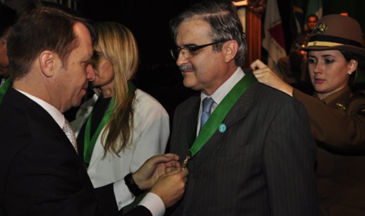 Secretário Adriano Magalhães agraciou os homenageados com a Comenda Ambiental
