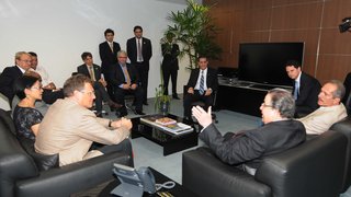 Vice-governador Alberto Pinto Coelho durante encontro com o secretário-geral do Fifa