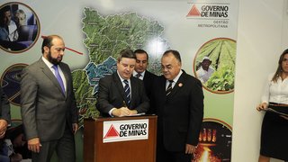 Alexandre Silveira e Antonio Anastasia durante assinatura do despacho governamental