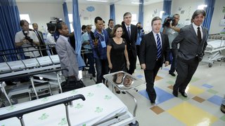 Anastasia visitou as novas instalações do hospital
