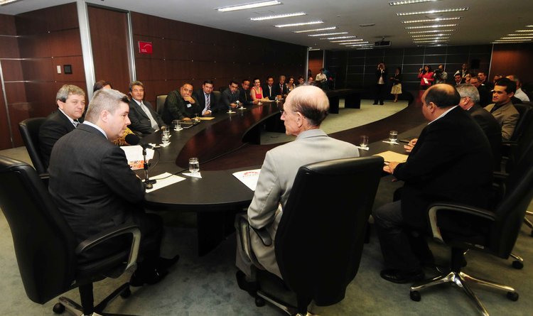 Antonio Anastasia durante reunião de trabalho com os prefeitos integrantes da Assoleste