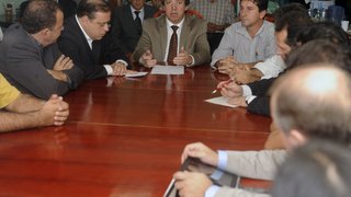 Antônio Jorge durante  reunião com autoridades políticas da região