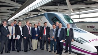 Representantes deslocaram-se por meio do trem de alta velocidade (AVE) até Valencia