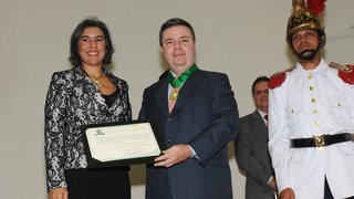 A defensora pública geral, Andréa Abritta, fez a entrega ao governador do Grande Colar do Mérito