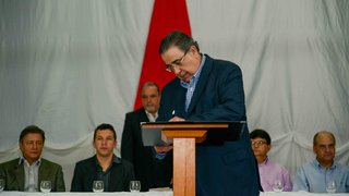 Alberto Pinto Coelho durante assinatura da ordem de início das obras