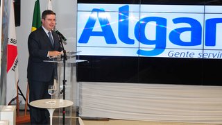 Anastasia durante inauguração da sede do Grupo Algar