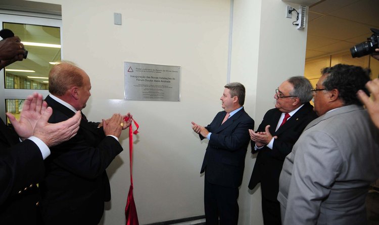 Antonio Anastasia participou da inauguração das novas instalações do Fórum de Conselheiro Lafaiete