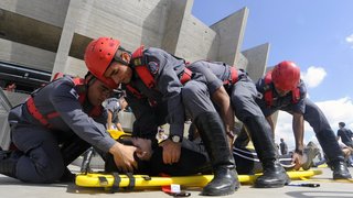 Bombeiros socorrem vítima no Mineirão durante simulado
