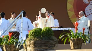 Cardeal Angelo Amato, representante do Papa Francisco, celebra Missa de Beatificação de Nhá Chica
