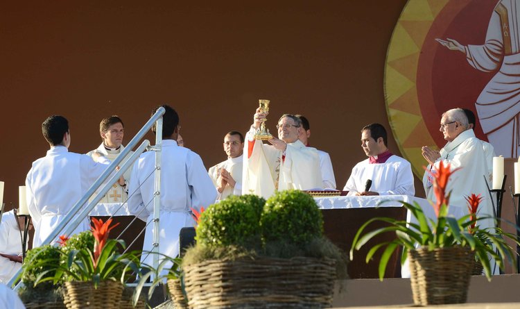 Cardeal Angelo Amato, representante do Papa Francisco, celebra Missa de Beatificação de Nhá Chica