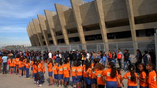 Abraço em prol de crianças e adolescentes reúne mais de cinco mil pessoas no Mineirão