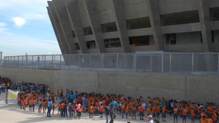 Crianças, adolescentes e adultos participaram da manifestação no Mineirão