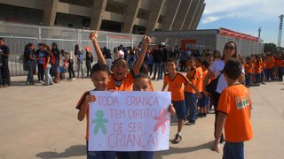 Crianças, adolescentes e adultos participaram da manifestação no Mineirão