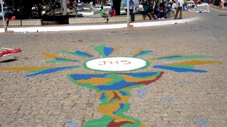Em Aiuroca, tapetes feitos com folhas, pétalas e serragem enfeitam as ruas da cidade