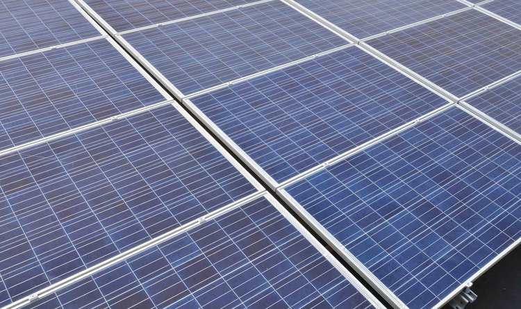 Foram instalados cerca de 6.000 módulos fotovoltaicos
