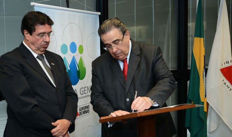 O presidente da Copasa, Ricardo Simões, e o vice-governador Alberto Pinto Coelho assinam termo
