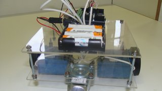 Robô de baixo custo projetado por estudantes beneficiados pelo projeto UaiRobots