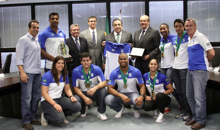 Rogério Romero e Alberto Pinto Coelho receberam atletas e técnicos da equipe Belo Dente/Minas