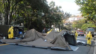 Bombeiros e Exército preparam tenda emergencial de atendimento.