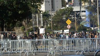 Durante manifestações, grades da barreira física montada pela PM foram derrubadas