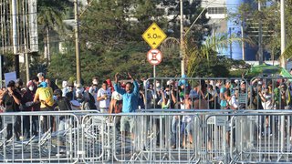 Durante manifestações, grades da barreira física montada pela PM foram derrubadas