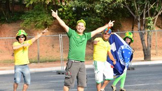 Mineirão tem clima de festa e confraternização entre os torcedores