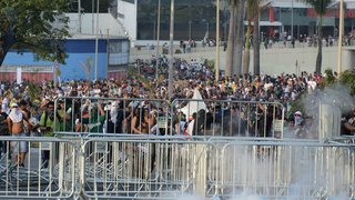 Infiltrados entre manifestantes, vândalos provocam atos de violência no entorno do Mineirão