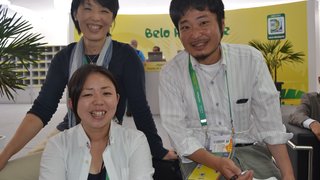 Kumi Kinohara (blusa preta), Nakamura Yuuka (blusa branca) e Yuichi Yamasaki (blusa listrada)