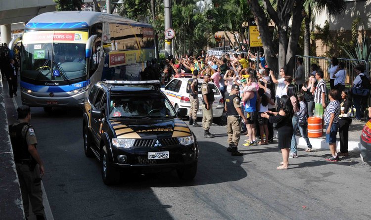 Ônibus da Seleção Brasileira recebe carinho da torcida mineira no trajeto até o Mineirão
