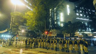 Para impedir depredações em imóveis, policiais fazem cordão de isolamento na região da Praça Sete