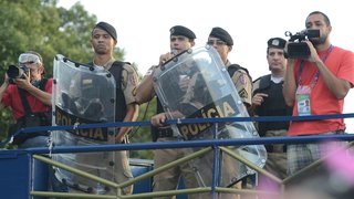 Polícia dá orientações aos manifestantes com o intuito de evitar atos de violência