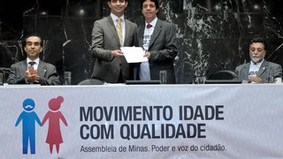 Secretário Cássio Soares entrega Projeto de Lei ao presidente da ALMG, Dinis Pinheiro