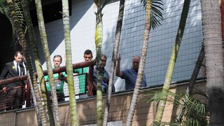 Técnico Luiz Felipe Scolari cumprimenta torcedores na saída do hotel, em BH