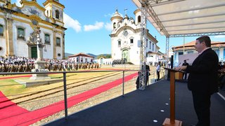 Antonio Anastasia discursa durante a cerimônia na cidade de Mariana