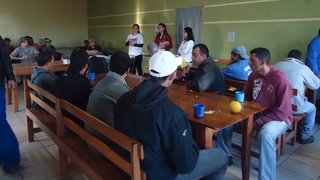Equipe da Secretaria de Saúde visita fábrica de cerâmica em Jequitinhonha