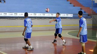 Estudantes disputam partida de vôlei masculino durante o Jemg