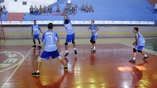 Estudantes disputam partida de vôlei masculino durante o Jemg