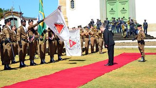Governador Antonio Anastasia reverencia bandeira de Minas Gerais